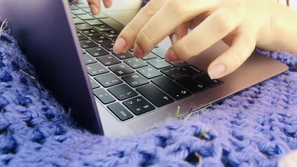 Vingers type tekst op laptop. Werken bij de computer outdoor. Afstandsonderwijs. — Stockvideo