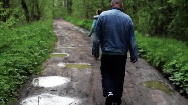 Chica camina por el bosque sola. Peligro de secuestro. Tráfico de niños — Vídeo de stock