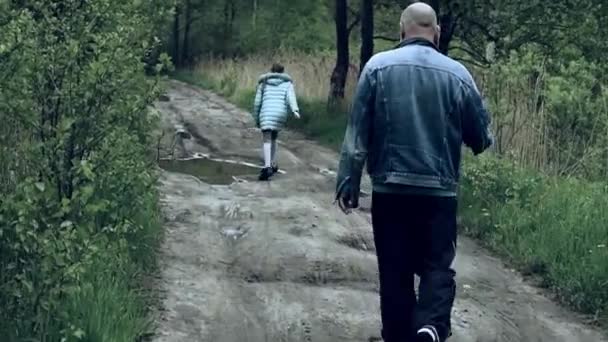 Chica camina por el bosque sola. Peligro de secuestro. Tráfico de niños — Vídeos de Stock