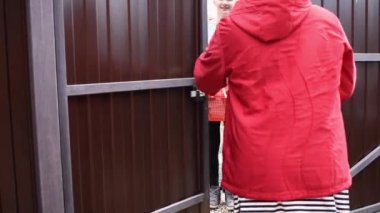 Eski yaşlılar için bir bağış paketi. Yaşlılara gönüllü yardım.