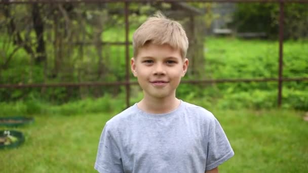 銃を持った少年は屋外目標を目指している。子供を撃つことを学ぶ. — ストック動画