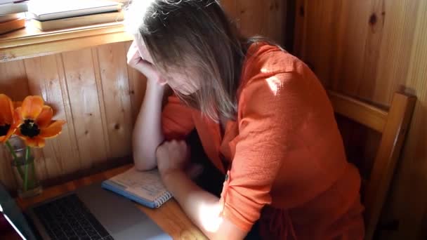 Дивитися онлайн уроки вдома. Жінка дивиться фільм на ноутбуці — стокове відео