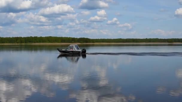 Watercraft in summer swim along the riverbank. Boating in summer — Stock Video