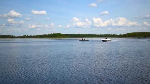 夏天的水上木筏沿着河岸游动。夏天划船 — 图库视频影像