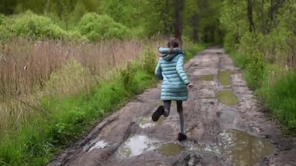 Meisje kind loopt alleen in het bos. Wandelen in de frisse lucht. — Stockvideo