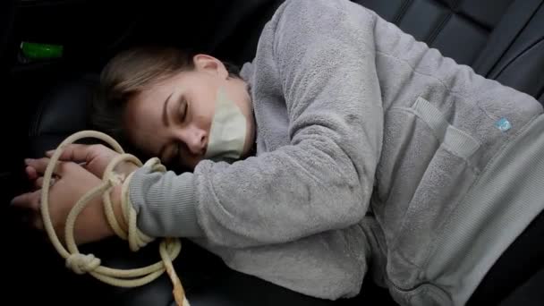 The victim is in danger in the car. Captive in despair. Female slavery — Stock Video