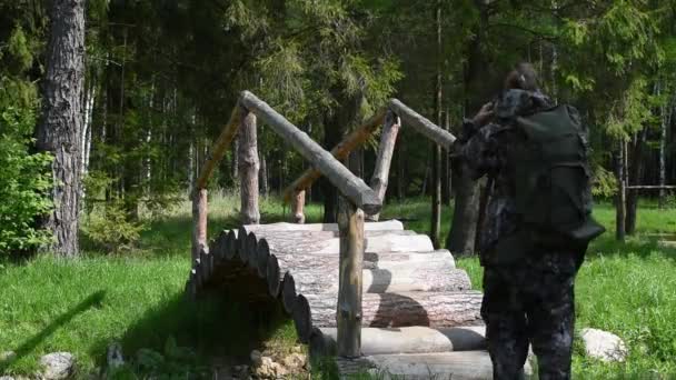 Aventuras de viaje en el Parque, descansando solo uno. mochilero en camino — Vídeo de stock