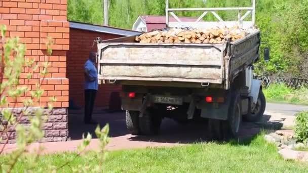 Carico e scarico nel villaggio. Trasporto del villaggio — Video Stock