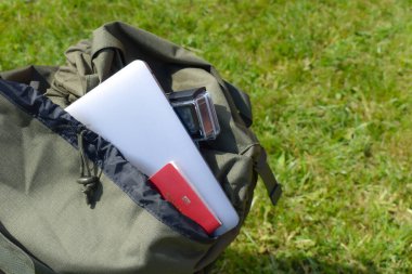 Sırt çantasıyla gezmek için bir şeyler aldım. Pasaport ve laptop çantada..