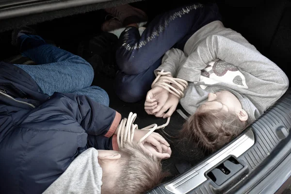 Crímenes con niños. Víctimas de niños en el maletero del coche. Encarcelamiento ilegal — Foto de Stock
