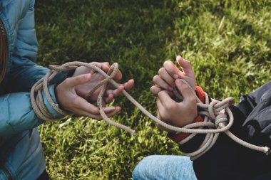Dışarıda örülmüş elleri olan çocuklar. Çocuklar tehlikeli oyunlar oynar.