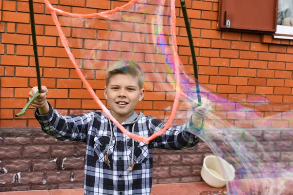 Anak meniup gelembung sabun besar. Permainan independen dengan anak-anak — Stok Foto