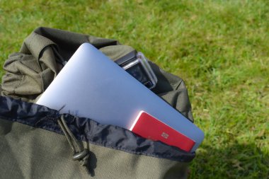 Sırt çantasıyla gezmek için bir şeyler aldım. Pasaport ve laptop çantada. hobi gezgini blog yazarı