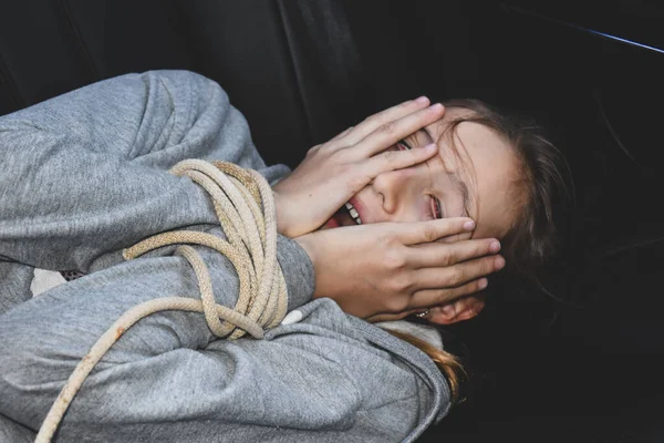 Corde sulle mani di una ragazzina vittima. Violenza contro i bambini. Rapimento. — Foto Stock