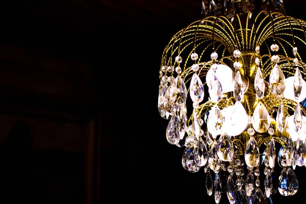 Incluido candelabro de cristal dorado en la habitación por la noche . — Foto de Stock