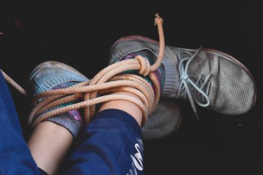 Çocuklarla ilgili korkunç suçlar. Hapisteki kız çocuğu iple bağlanmış..