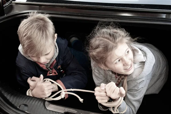 Brott med barn. Offer för barn i bagageluckan. Olagligt fängelsestraff — Stockfoto