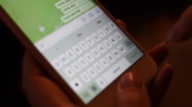 Bir kadın telefonu tutar ve sevgilisine mesaj atar. Mesajlaşmayı sev