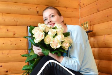 Bir buket narin beyaz güllü kadın. Doğum günü için çiçek buketi.