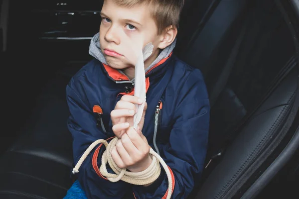 Le salut du petit garçon des otages. commerce et esclavage des enfants — Photo