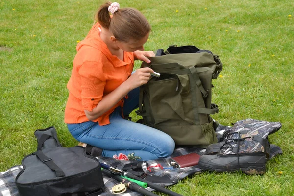 Camping equipment for traveling in the wild. packing a tourist backpack. — Stock Photo, Image