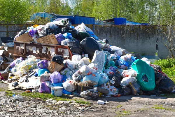 Проблема переработки мусора и бытовых отходов. Засорение окружающей среды — стоковое фото