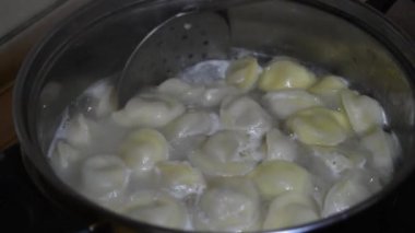 Öğle yemeği için kaynar suda etli börek..
