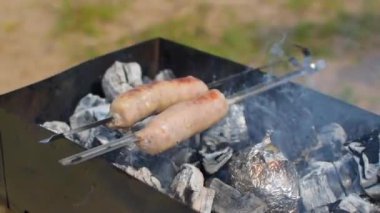 Dışarıdaki ızgarada kızartma yiyecekler. Sıcak kömürde yemek.