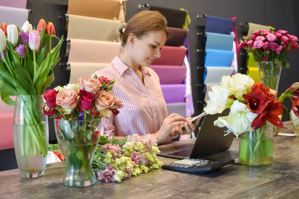 Florist fresh bouquets. florist salesperson places an order. selling fresh flowers retail — Stock Photo, Image