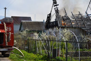 Küçük ev yanıyor. Kısa devre ateşi. İtfaiye aracı