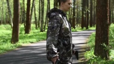 Vahşi doğada elinde silah olan kadın savaşçı..