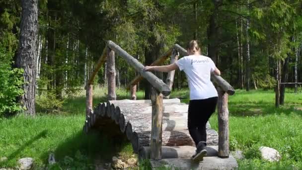 Путешествия приключения в парке, отдых только один. рюкзак на пути — стоковое видео