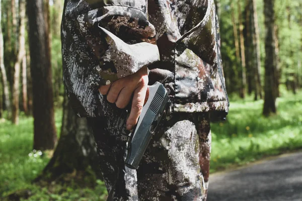 Manual air gun in a military hand in nature. guard woman. war game — Stock Photo, Image