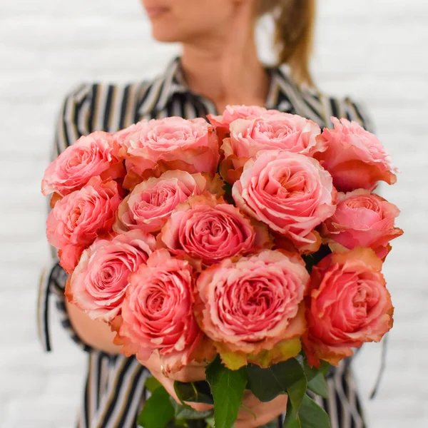 Rosas rosadas peónicas. Chica con un ramo de flores. 8 de marzo, Día de la Mujer . — Foto de Stock