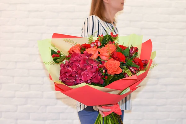 Flores como regalo para una mujer. Hermoso ramo . — Foto de Stock