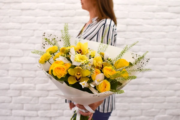 Regalo de flores para una mujer. Hermoso ramo amarillo . — Foto de Stock