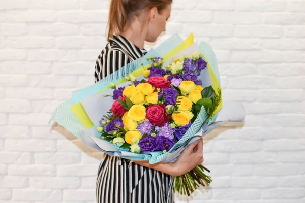 Regalo de flores para una mujer. Hermoso ramo amarillo . — Foto de Stock