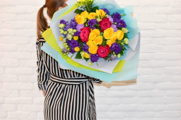 Femme tient dans les mains beau bouquet de fleurs. Fête des femmes, Saint Valentin — Photo