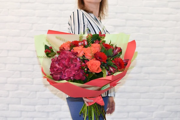 Mujer sostiene en las manos hermoso ramo de flores. Día de la Mujer, San Valentín — Foto de Stock