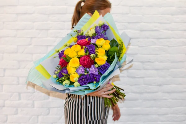 Femme tient dans les mains beau bouquet de fleurs. Fête des femmes, Saint Valentin — Photo