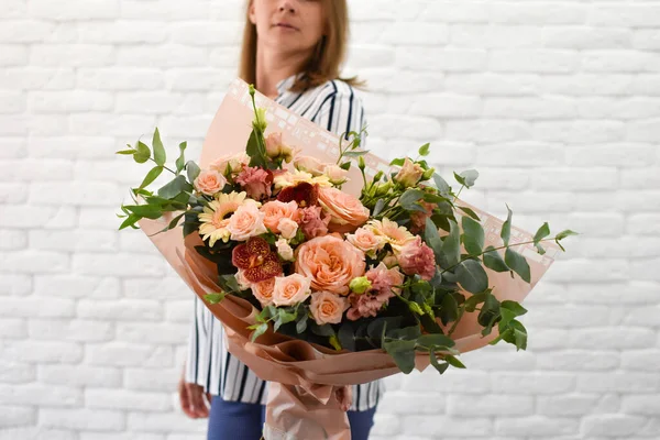 Mujer sostiene en las manos hermoso ramo de flores. Día de la Mujer, San Valentín — Foto de Stock