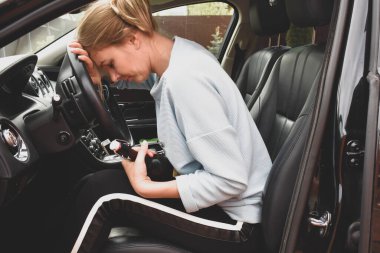 Direksiyonda oturan sarhoş genç bir kadın. Araba kullanırken uyuyakal.