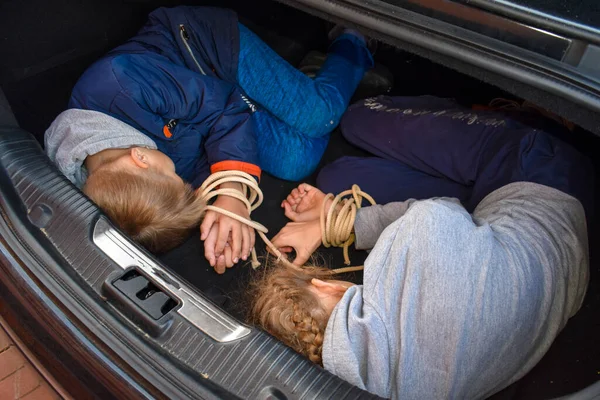 Crimes com crianças. Vítimas de crianças no porta-malas do carro. Prisão ilegal — Fotografia de Stock