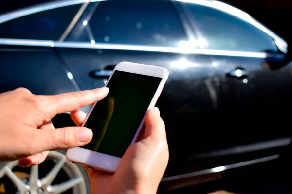 En utilisant le téléphone dans la voiture. Nouvelles technologies et voitures . — Photo