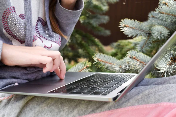 Educação na Internet. Adolescente com laptop na grama. Freelancer menina — Fotografia de Stock