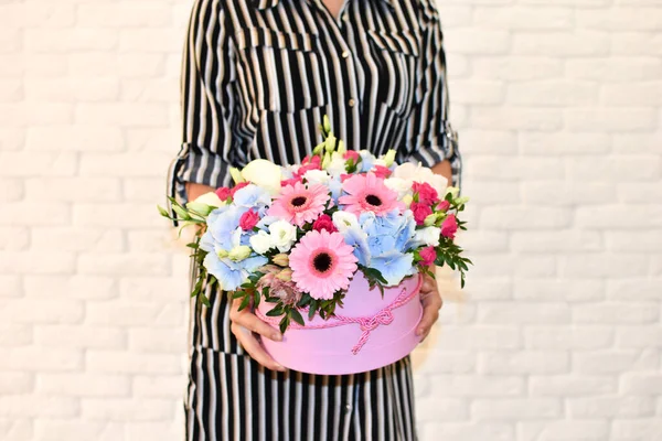 Bouquet de fleurs dans une boîte à l'intérieur d'un magasin. Journée de la femme — Photo