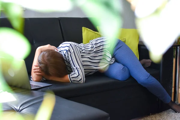 Wanita lelah bekerja dan tertidur di sofa di tempat kerja, beristirahat setelah bekerja — Stok Foto