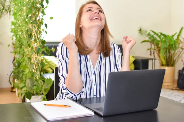 Feliz mujer alegre que trabaja en el ordenador en casa —  Fotos de Stock