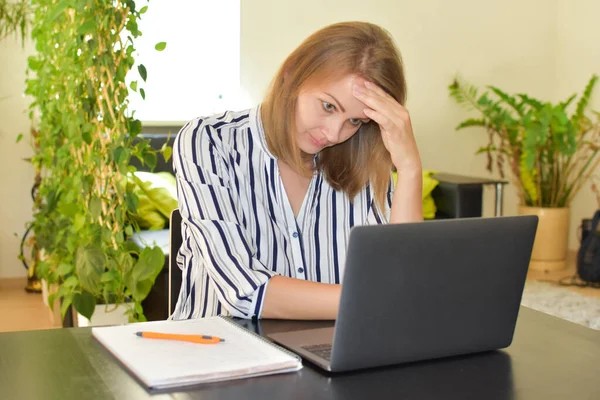 Dificultades en el negocio remoto desde casa, pensando freelancer —  Fotos de Stock