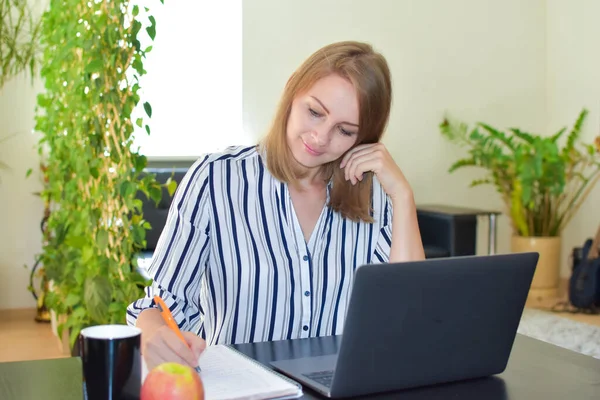 Mujer de negocios que trabaja en el ordenador portátil piensa en el trabajo —  Fotos de Stock